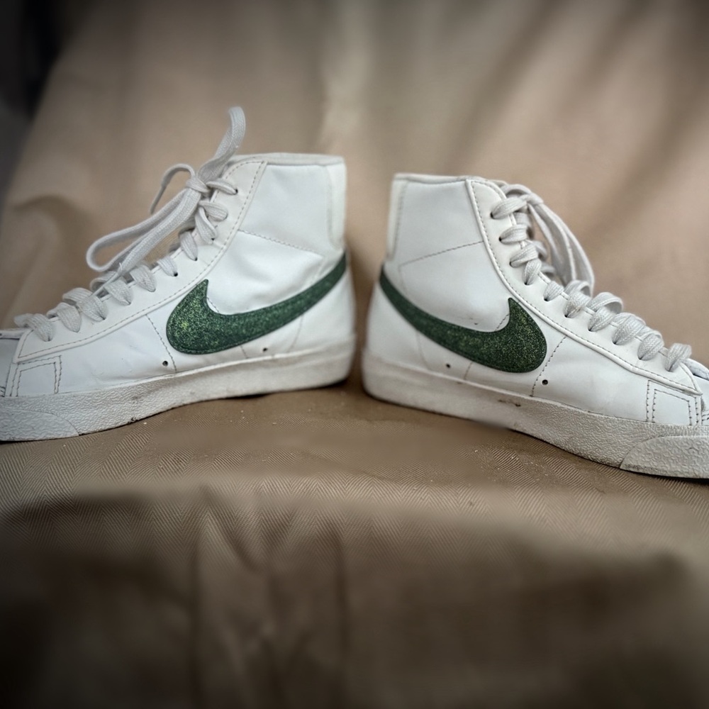 Nike blazer mid ‘77 high top sneaker. Size 7.
